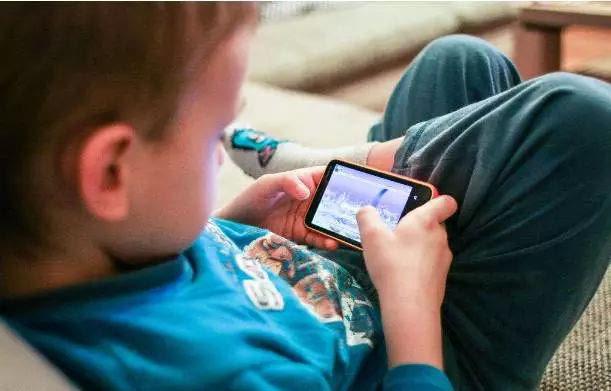 孩子暑期沉迷手机家长应该怎么办