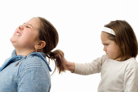 孩子爱打人是谁的错？